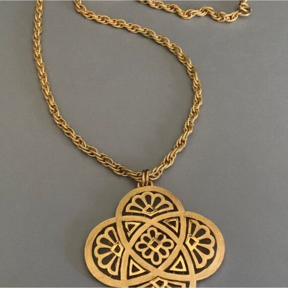 RARE VINTAGE  SIGNED CROWN TRIFARI 27" NECKLACE EXCELLENT CONDITION - Picture 4 of 13